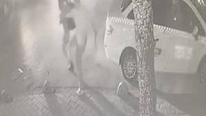 Fatih'te linç girişimi! Elinde sopa, yarı çıplak bir şekilde kadına saldırdı