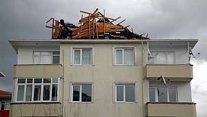 Fırtına Tekirdağ'da çatıları uçurdu