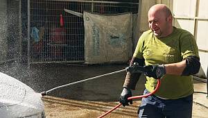 Gülüşünü görmek için oto yıkamacıya geliyorlar!