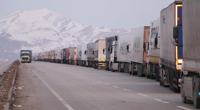 Gürbulak'da TIR kuyruğu 5 kilometreye ulaştı