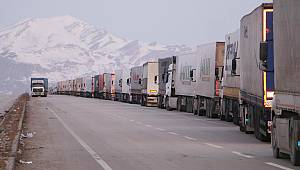 Gürbulak'da TIR kuyruğu 5 kilometreye ulaştı