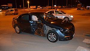 Hafif ticari araç ile otomobil çarpıştı: 8 yaralı