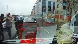 Hasta almaya giden ambulansın önünü kesip sağlık ekibine saldırdı