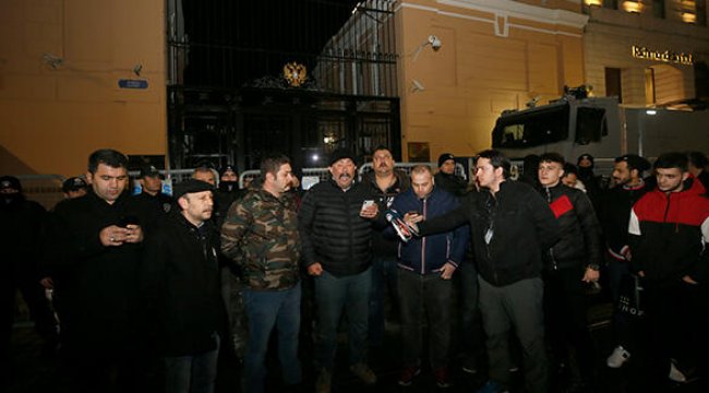İdlib’teki saldırı Rusya’nın İstanbul Başkonsolosluğu önünde protesto edildi