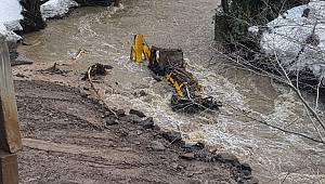 İş makinesi dereye yuvarlandı, operatör aranıyor