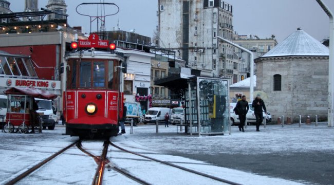 İstanbul'da muhteşem görüntüler... Kar, kenti beyaza bürüdü