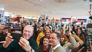 İzmir’de gerçekleşen imza töreninde Uğur Dündar’a büyük ilgi!