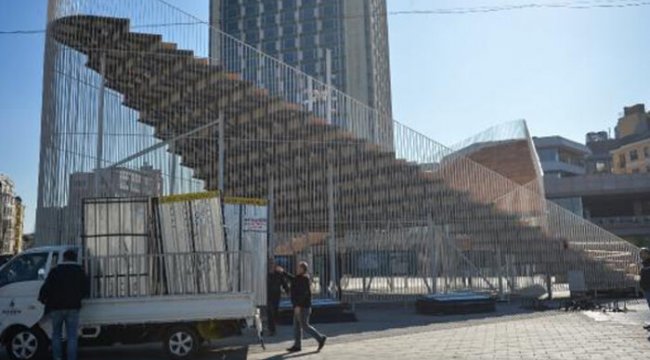 'Kavuşma Durağı' Taksim Meydanı'ndan kaldırılıyor