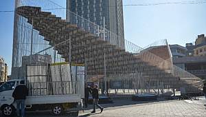 'Kavuşma Durağı' Taksim Meydanı'ndan kaldırılıyor