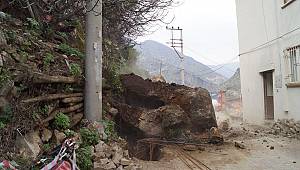 Kaya parçaları düşen yol kapandı