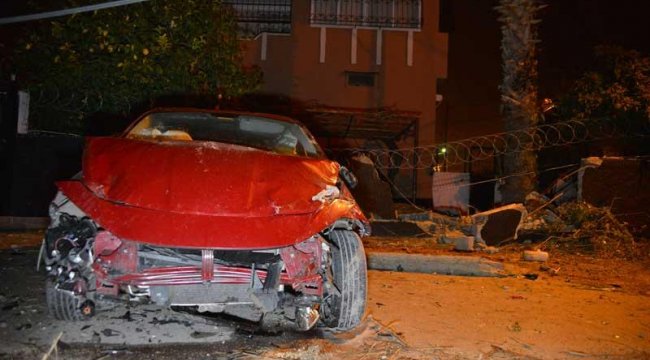 Kontrolden çıkan otomobil evin duvarını yıktı: 4 yaralı
