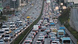 Maltepe D-100'de araç alev alev yandı! Trafik yoğunluğu oluştu 