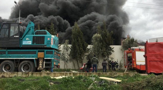 Manisa'da geri dönüşüm tesisinde yangın paniği