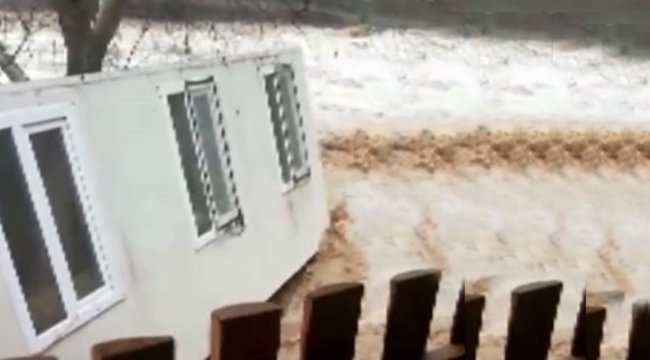 Mersin'de 5 tonluk konteyner ev, sel sularına kapıldı