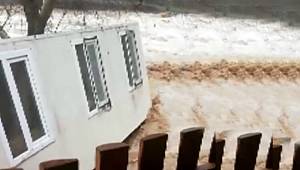 Mersin'de 5 tonluk konteyner ev, sel sularına kapıldı