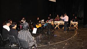 NİHAVENT MAKAMININ EN GÜZEL ESERLERİNİ, RENKLERE DOKUNARAK ÇALDILAR