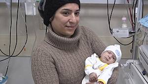 Organları dışarıda doğmuştu... Baran bebek yaşam mücadelesini kazandı