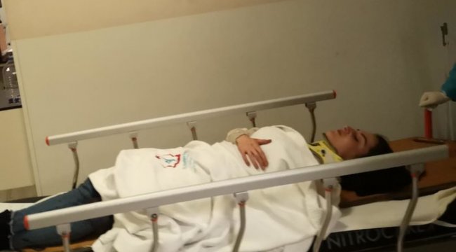 Otomobil, yol kenarındaki tezgaha daldı: 2 yaralı