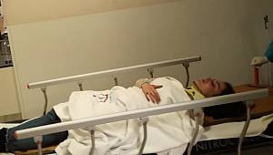 Otomobil, yol kenarındaki tezgaha daldı: 2 yaralı