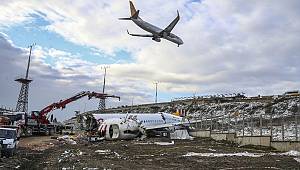 Pistten çıkan uçağı kaldırma çalışması sürüyor