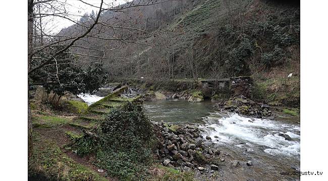 Rize'de tarihi kemer köprü yıkıldı