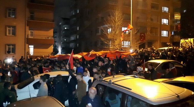 Şehit evinin önünde toplanan binlerce Ankaralı, 'İstiklal Marşı' okudu