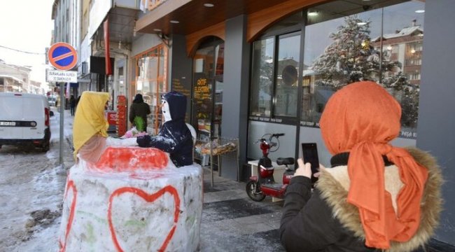 Sevgililer Günü’ne özel kardan sevgili yaptılar!