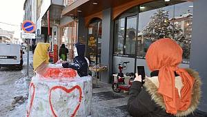 Sevgililer Günü’ne özel kardan sevgili yaptılar!