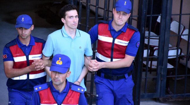 Sınırı geçen Yunan askerlerinin kıyafetleri iade edildi