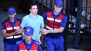 Sınırı geçen Yunan askerlerinin kıyafetleri iade edildi