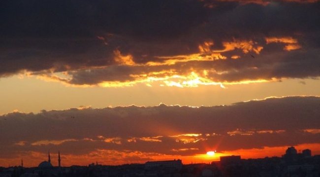 Taksim'de manzarayı gören telefonuna sarıldı