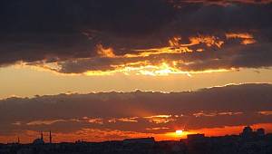 Taksim'de manzarayı gören telefonuna sarıldı