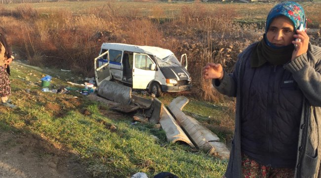 Tarım işçilerini taşıyan minibüs kaza yaptı: 13 yaralı