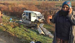 Tarım işçilerini taşıyan minibüs kaza yaptı: 13 yaralı