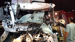 TEM Otoyolu'nu kilitleyen kaza! 2 kamyon çarpıştı