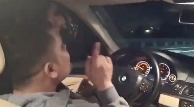 Tepki çeken olay! Bu da direksiyonu bırakıp dans eden trafik magandası