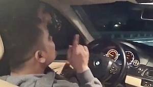 Tepki çeken olay! Bu da direksiyonu bırakıp dans eden trafik magandası