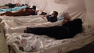 TIR sürücüleri Gürbulak'taki sahra hastanesinde gözetim altında