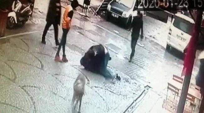Tuzla’da iki genç sokak ortasında kavga etti! İşte o anlar...