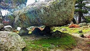 'Uçan kaya' görenleri şaşkına çeviriyor