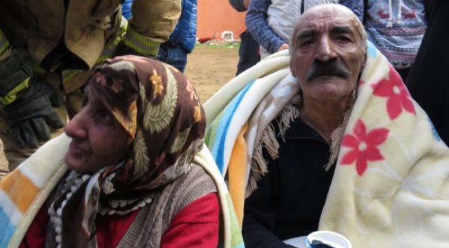Ümraniye'de yangında mahsur kalan yaşlı çifti komşuları kurtardı