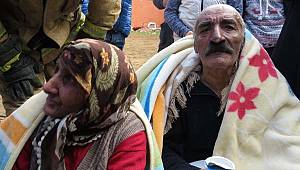 Ümraniye'de yangında mahsur kalan yaşlı çifti komşuları kurtardı