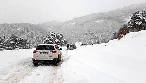 Yoğun kar yağışı nedeniyle Abant'a ulaşım sağlanamıyor
