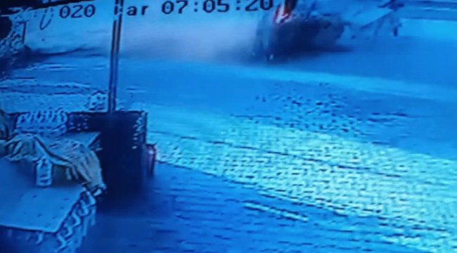 Yol kenarındaki öğrencilere araba çarptı