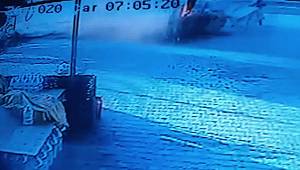 Yol kenarındaki öğrencilere araba çarptı