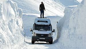 Yüksekova'da yüksekliği 6 metreyi geçen kar yığınları arasında yolculuk