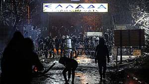 Yunan güvenlik güçleri, göçmenlerin geçişini engellemek için jiletli barikatlar kurdu