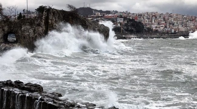 Zonguldak'ta dalgaların boyu 7 metreyi aştı
