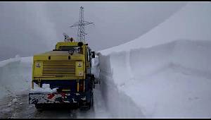 3 metrelik karı temizlemek için mücadele ediyorlar