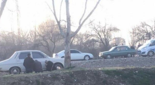65 yaş üstü 3 kişi, polise yakalanmamak için otomobilin arkasına saklandı